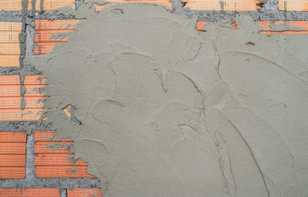 Ściana po tynkowaniu agregatem