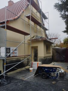 Ściana budynku po użyciu agregatu tynkarskiego