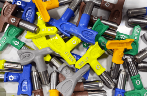 Różne kolory i rodzaje dysz do agregatu malarskiego