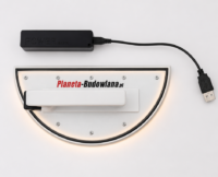 Pad ręczny do szlifowania ścian i sufitów LED 225 mm – półksiężyc z oświetleniem (PB-PO) USB power bank plugged into a white curved device with Planeta-Budowlana.pl branding.