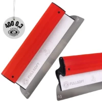 OLEJNIK Szpachla powierzchniowa nóż pióro do gładzi FULLSOFT 400MM OSTRZE NIERDZEWNE WYMIENNE 0,3MM OKRĄGŁE ROGI (1239400G3FS) Two orange, plastic-handled blades with white replaceable blades laid over a gray base, shown at an angle as a product image.