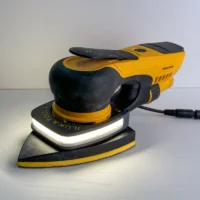 MIRKA Lampa szlifierska LED Halo do Mirka* Deos Delta ( IT-SL-DEOS-DELTA) Corded yellow and black random-orbital sander on a white surface, with a glowing base plate.