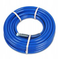 Superelastyczny wąż wysokociśnieniowy do malowania 3/8″, długość 15m, 330 bar. Blue flexible hose coiled and secured with white straps, metal connector at the end Council joint visible on one side.
