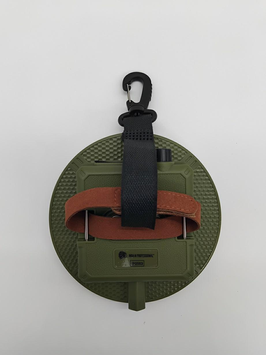 ROLLINGDOG, Latarka LED powerbank 4500 mAh USB C IP2003 INDIAN PROFESSIONAL (IP2003) Olive green circular handheld device with a brown suede strap and black carabiner attached to the top area.